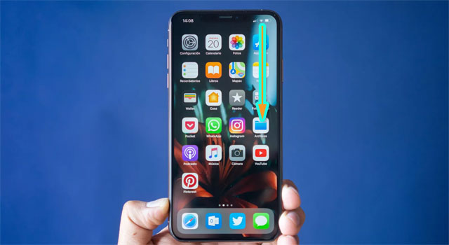 Thao tác mở Control Center iPhone Xs 